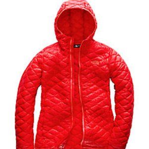 The NORTHFACE WOMEN’S THERMOBALL™ HOODIE   COLOR   JUICY RED